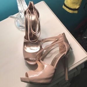 MADDEN GIRL nude glossy heels